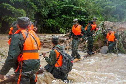 争分夺秒抗洪抢险,广东300名武警战士挺进孤岛打通生命线 争分夺秒抗洪抢险,广东300名武警战士挺进孤岛打通生命线
