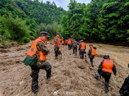 争分夺秒抗洪抢险,广东300名武警战士挺进孤岛打通生命线 争分夺秒抗洪抢险,广东300名武警战士挺进孤岛打通生命线