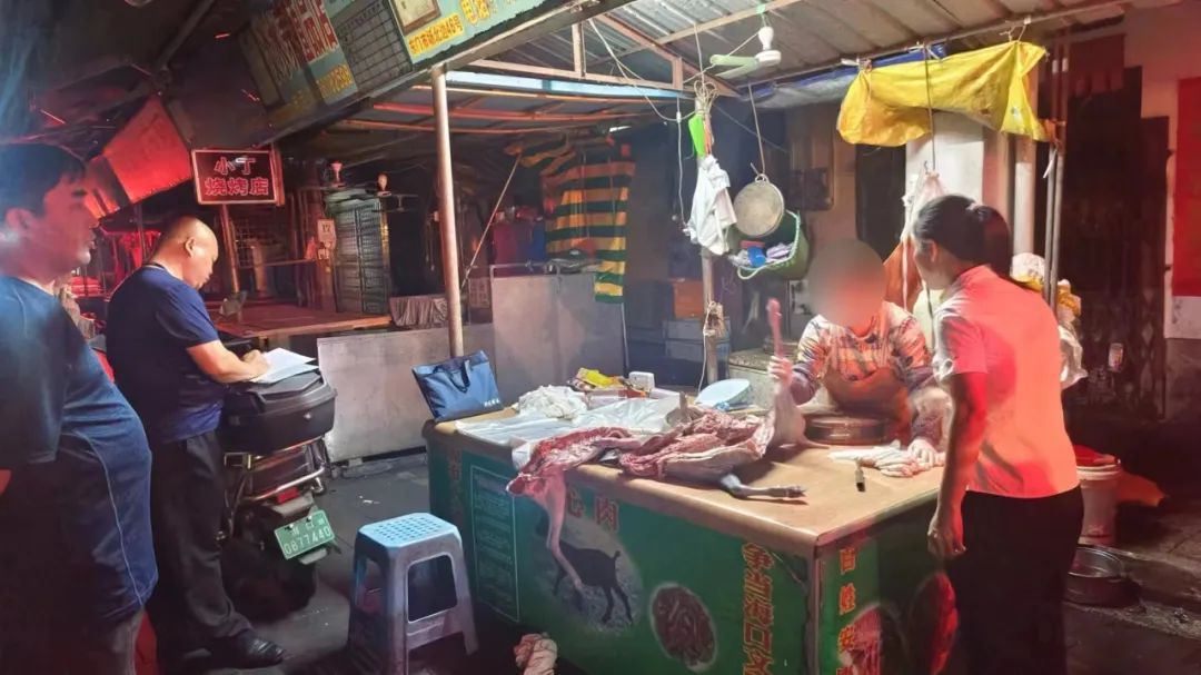 海口出现漂染白羊冒充黑羊!举报渠道→ 海口出现漂染白羊冒充黑羊!举报渠道→