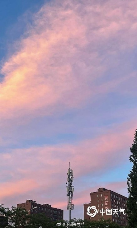 北京傍晚淡粉色晚霞为云朵上色