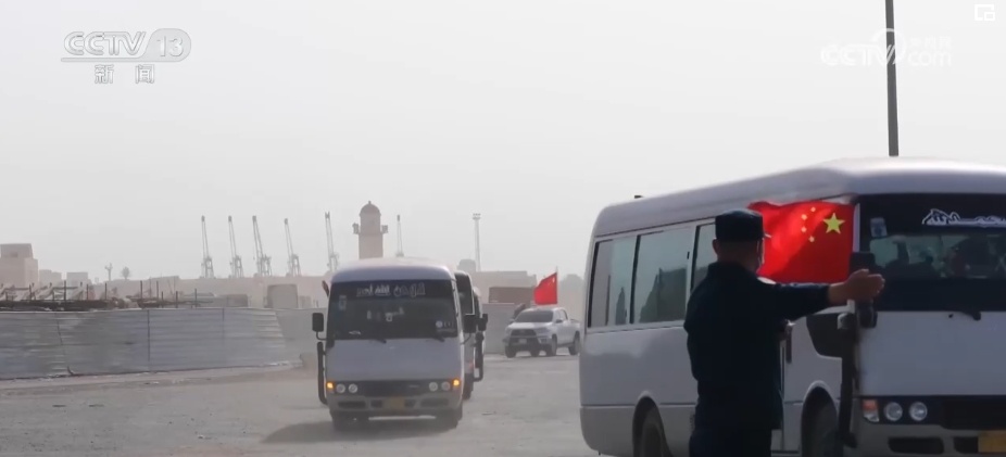 命运与共护和平 人民海军建功海洋 与正义同行、传递友谊 命运与共护和平 人民海军建功海洋 与正义同行、传递友谊