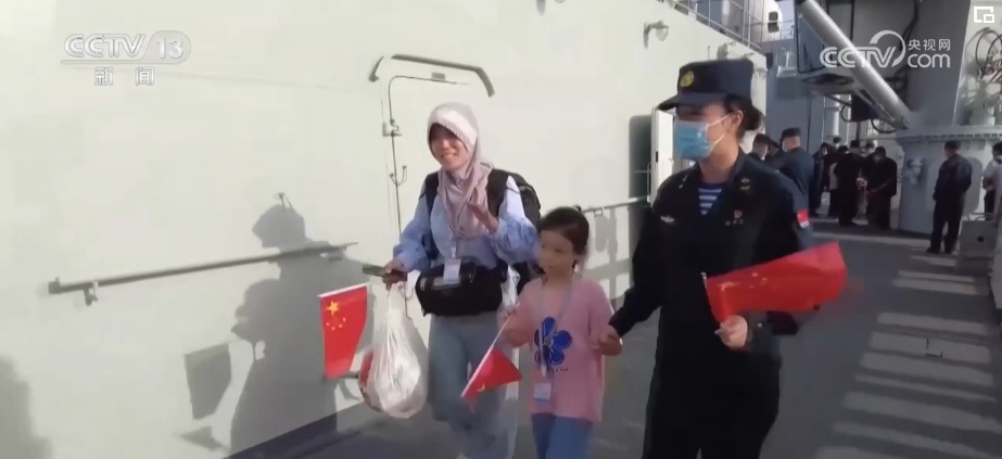 命运与共护和平 人民海军建功海洋 与正义同行、传递友谊 命运与共护和平 人民海军建功海洋 与正义同行、传递友谊