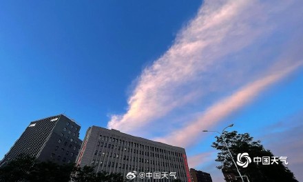 北京傍晚淡粉色晚霞为云朵上色