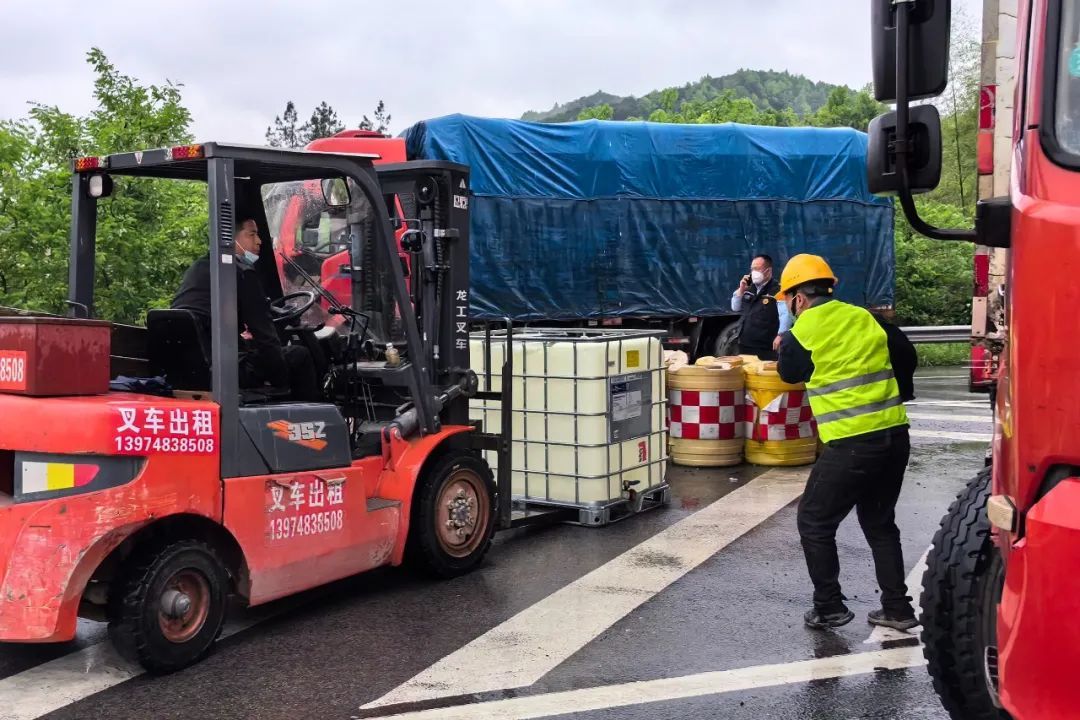 15桶，近4吨...湖南一载有有毒化学品车辆高速上发生泄漏