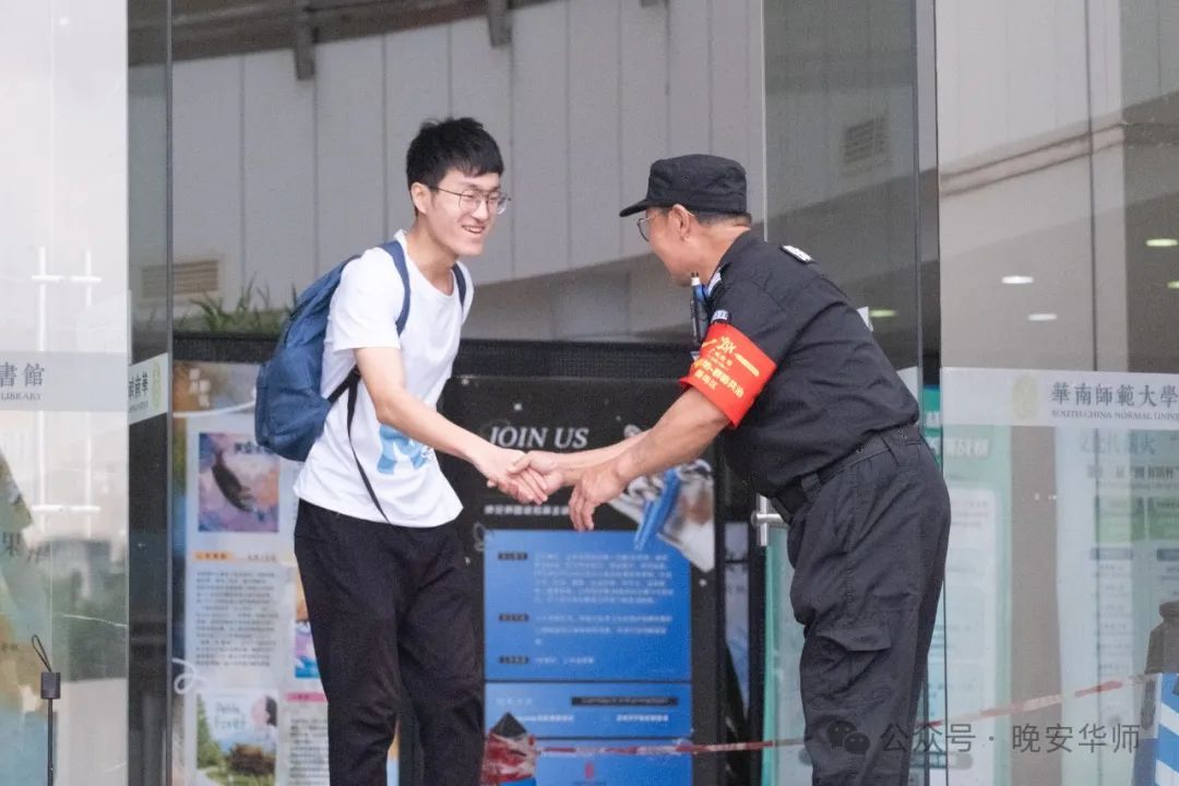 这位保安刷屏了！网友：治愈系大叔，太暖了！