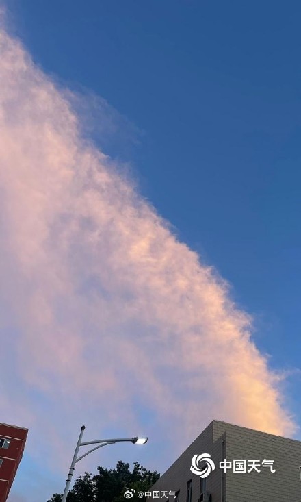 北京傍晚淡粉色晚霞为云朵上色