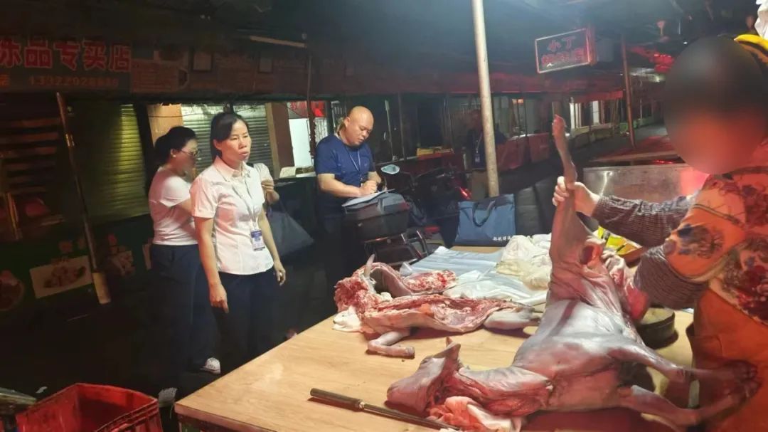 海口出现漂染白羊冒充黑羊!举报渠道→ 海口出现漂染白羊冒充黑羊!举报渠道→