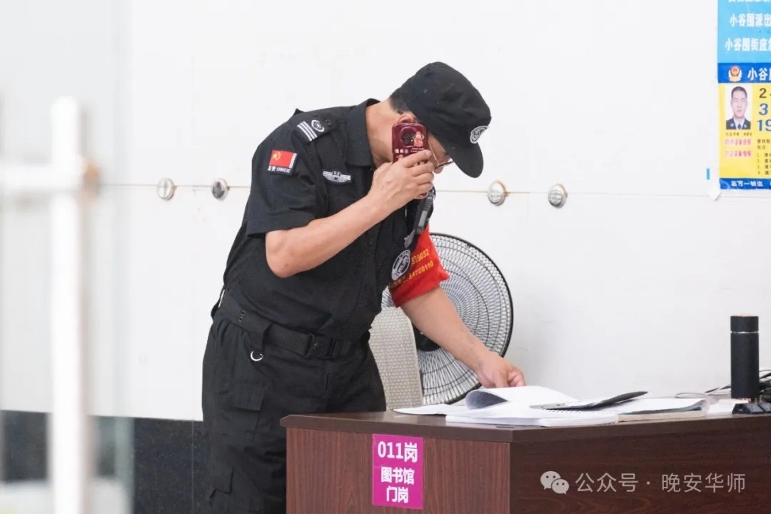 这位保安火了！大学生：为了叔叔多去几次图书馆