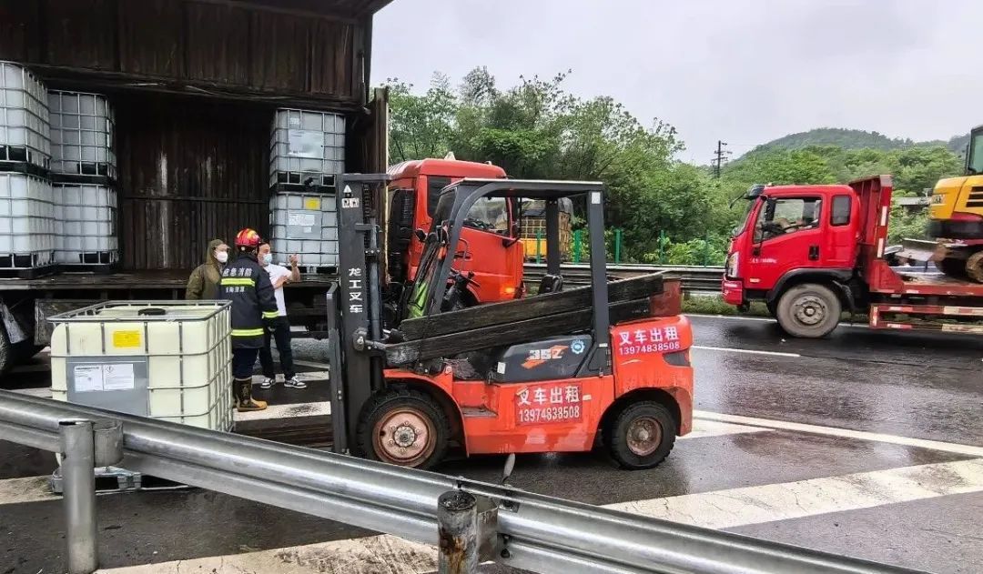 15桶，近4吨...湖南一载有有毒化学品车辆高速上发生泄漏