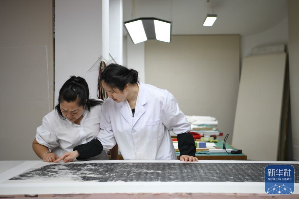 古籍修复师唐陈韵：用指尖修补历史伤痕