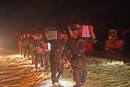 争分夺秒抗洪抢险,广东300名武警战士挺进孤岛打通生命线 争分夺秒抗洪抢险,广东300名武警战士挺进孤岛打通生命线