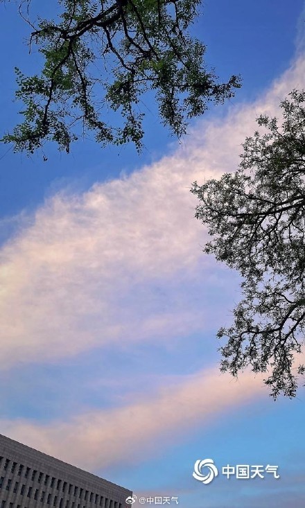 北京傍晚淡粉色晚霞为云朵上色