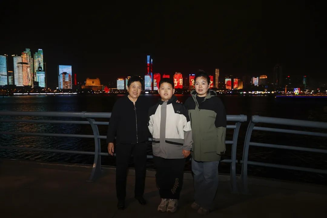 刷优待卡乘车被质疑的男孩，来青岛了！