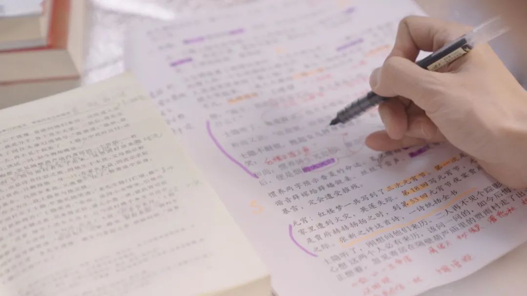 阳台里的直播间，演活了许多人的“红楼梦”