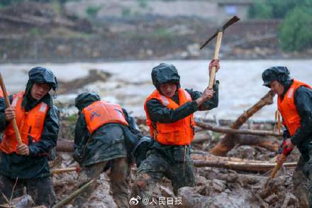 争分夺秒抗洪抢险,广东300名武警战士挺进孤岛打通生命线 争分夺秒抗洪抢险,广东300名武警战士挺进孤岛打通生命线