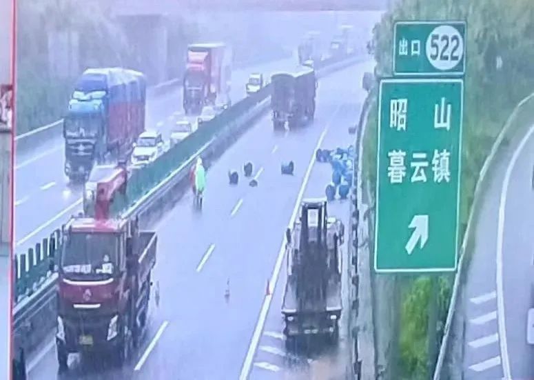 15桶，近4吨...湖南一载有有毒化学品车辆高速上发生泄漏
