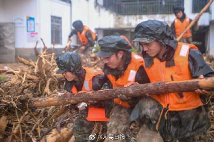 争分夺秒抗洪抢险,广东300名武警战士挺进孤岛打通生命线 争分夺秒抗洪抢险,广东300名武警战士挺进孤岛打通生命线