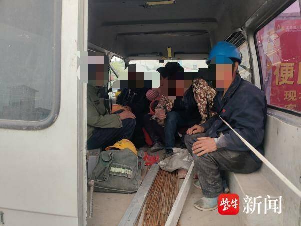 "战损版"面包车超员载客 民警依法处罚