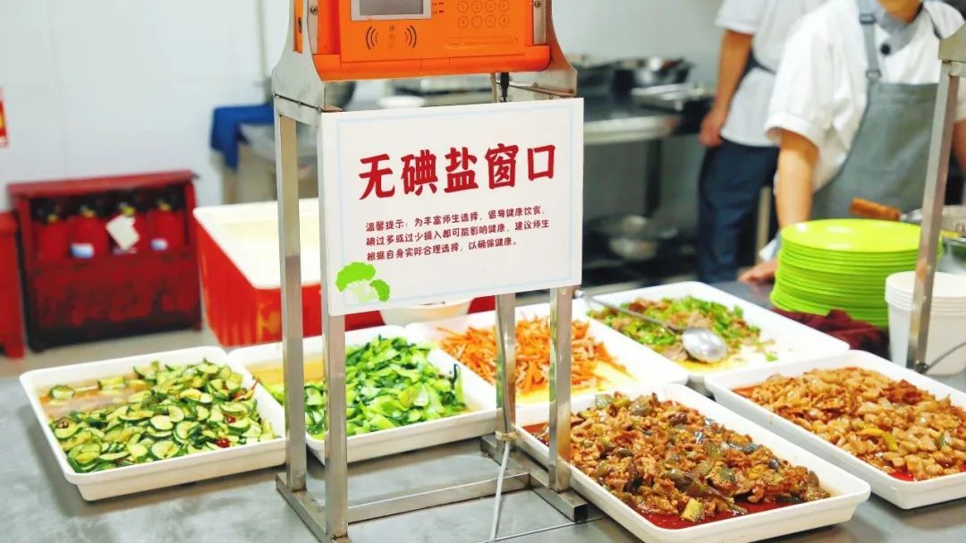 女生病后给学校写信！没想到，食堂直接给她新开一个窗口→