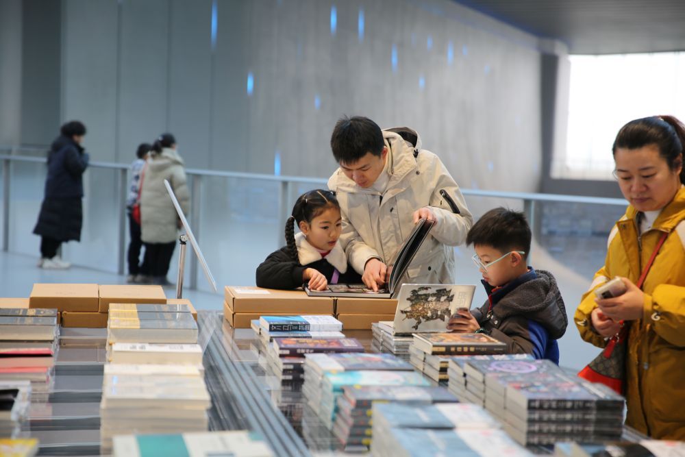 成都科幻馆：跟着“万卷书”畅游科幻星辰大海