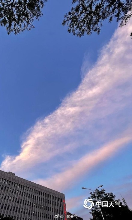 北京傍晚淡粉色晚霞为云朵上色