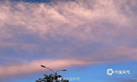 北京傍晚淡粉色晚霞为云朵上色