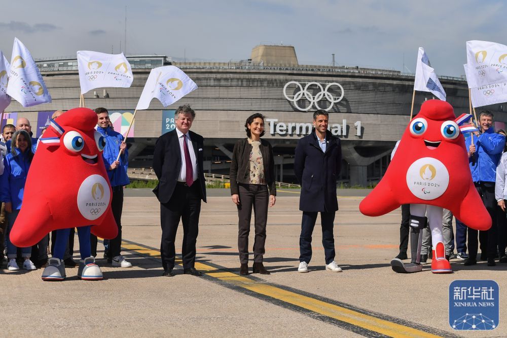 奥运五环标志亮相法国巴黎戴高乐机场