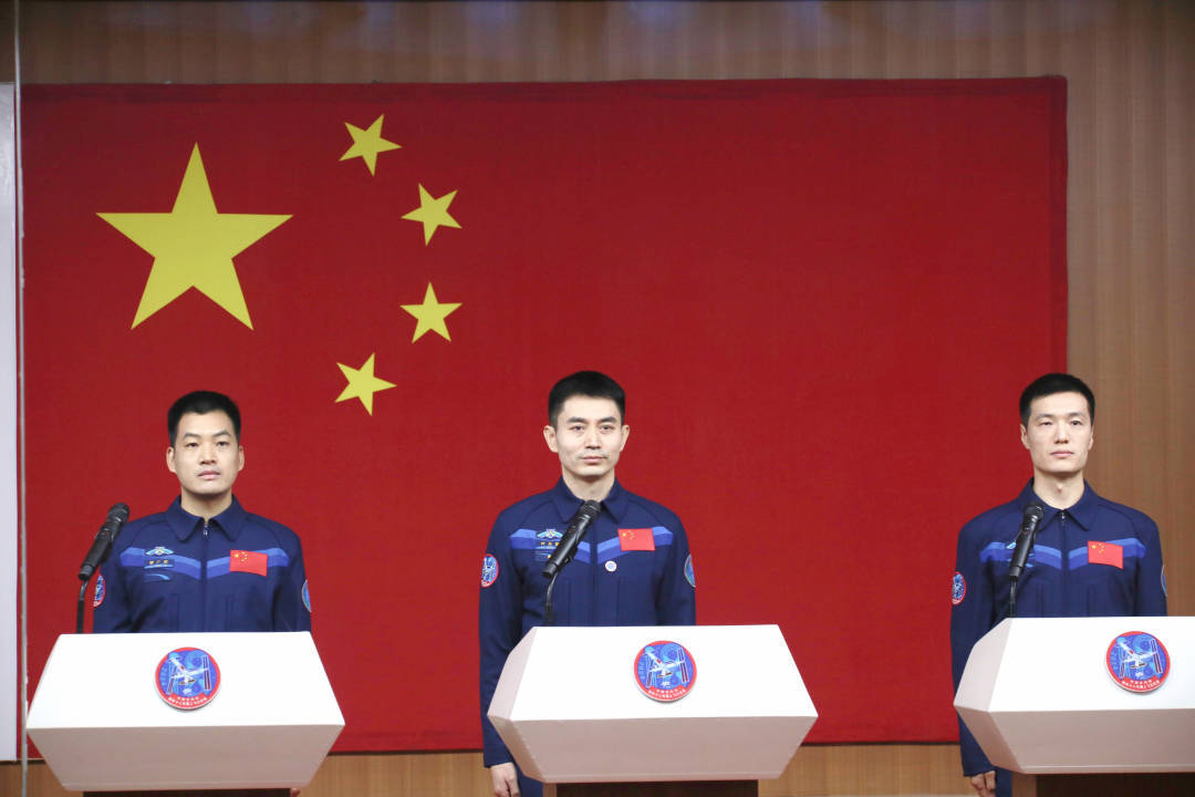 同框亮相！神舟十八号航天员乘组简历来了