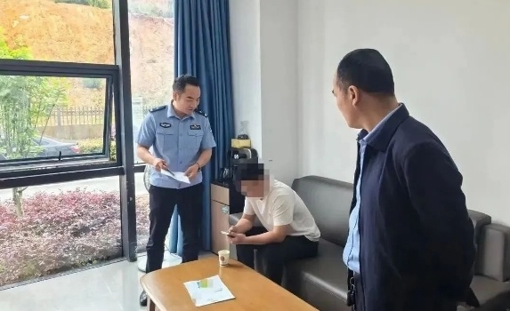 胆真大！网逃人员来公安局办证大厅办护照业务，邵阳辅警巧妙周旋