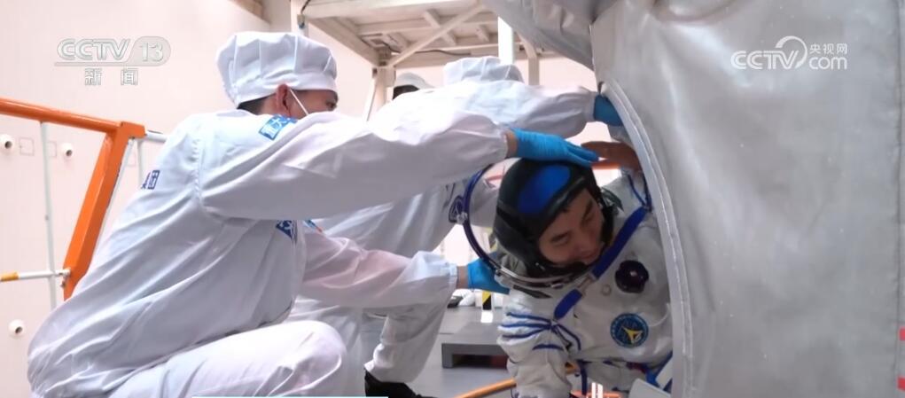 全员“80后”!神舟十八号乘组首度亮相 全员“80后”!神舟十八号乘组首度亮相