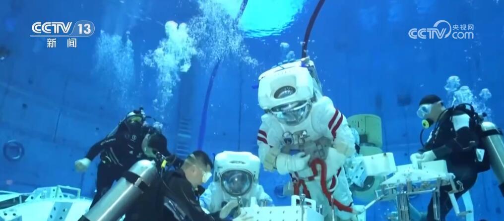 全员“80后”!神舟十八号乘组首度亮相 全员“80后”!神舟十八号乘组首度亮相