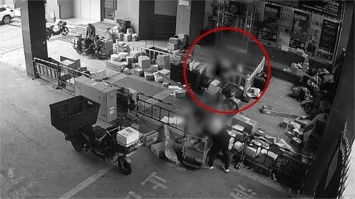 快递员开“盲盒”偷16万元钻戒被抓,称为了报复站点负责人 快递员开“盲盒”偷16万元钻戒被抓,称为了报复站点负责人