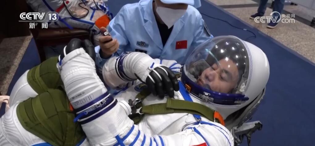 全员“80后”!神舟十八号乘组首度亮相 全员“80后”!神舟十八号乘组首度亮相