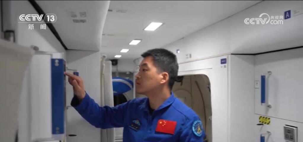 全员“80后”!神舟十八号乘组首度亮相 全员“80后”!神舟十八号乘组首度亮相