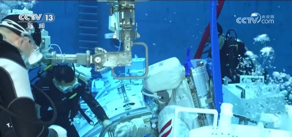 全员“80后”!神舟十八号乘组首度亮相 全员“80后”!神舟十八号乘组首度亮相