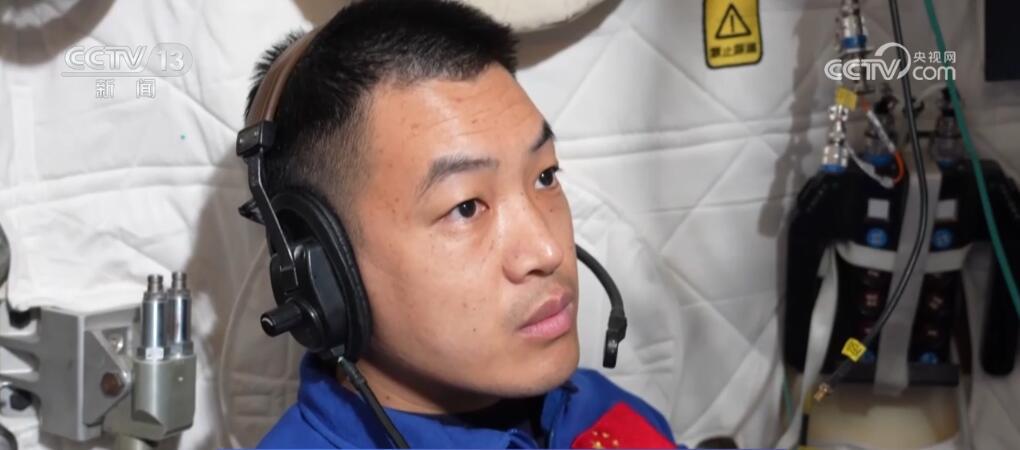 全员“80后”!神舟十八号乘组首度亮相 全员“80后”!神舟十八号乘组首度亮相