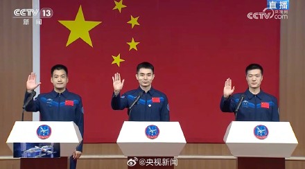 明日出征！神十八航天员与五星红旗同框