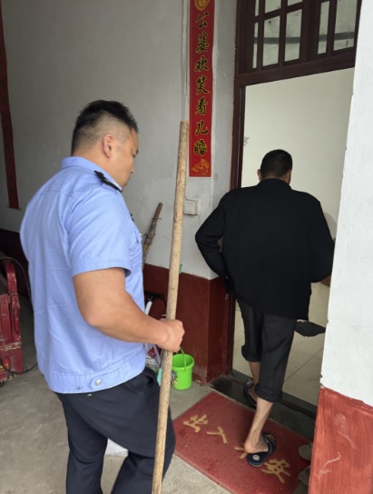 家中惊现眼镜王蛇，紧急报警！