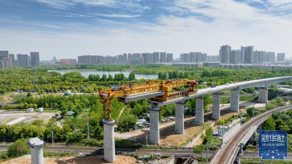 合新铁路上跨淮南线架梁完成