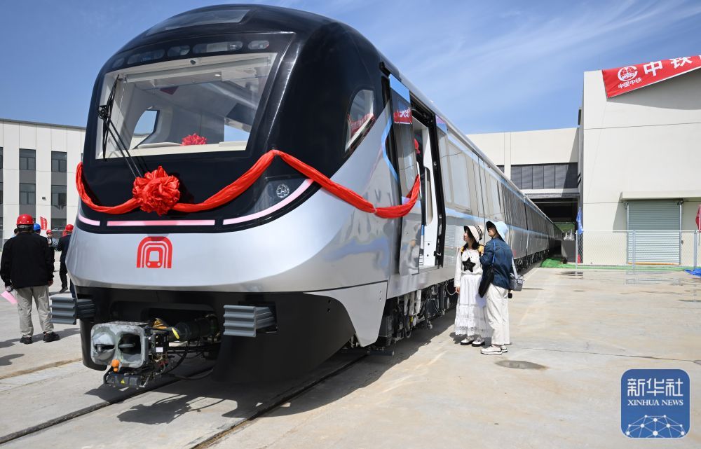 合肥轨道交通8号线一期工程首列电客车交付