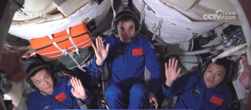 全员“80后”!神舟十八号乘组首度亮相 全员“80后”!神舟十八号乘组首度亮相