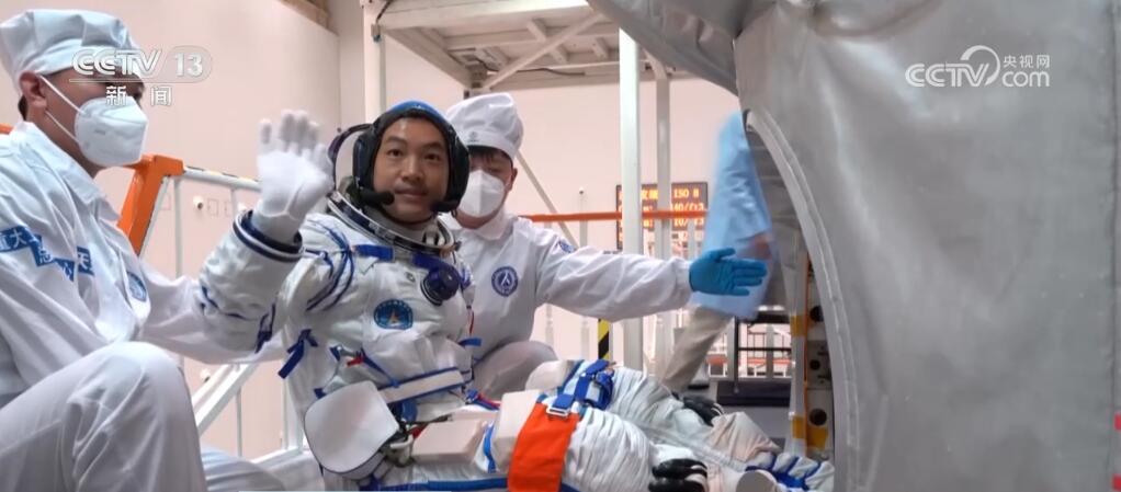 全员“80后”!神舟十八号乘组首度亮相 全员“80后”!神舟十八号乘组首度亮相