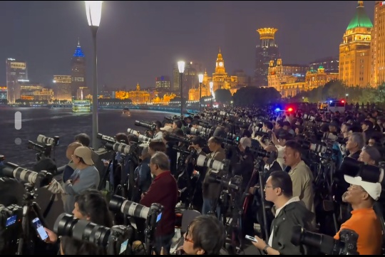 火了！上海外滩昨晚市民扎堆，全都为了它！非常壮观→