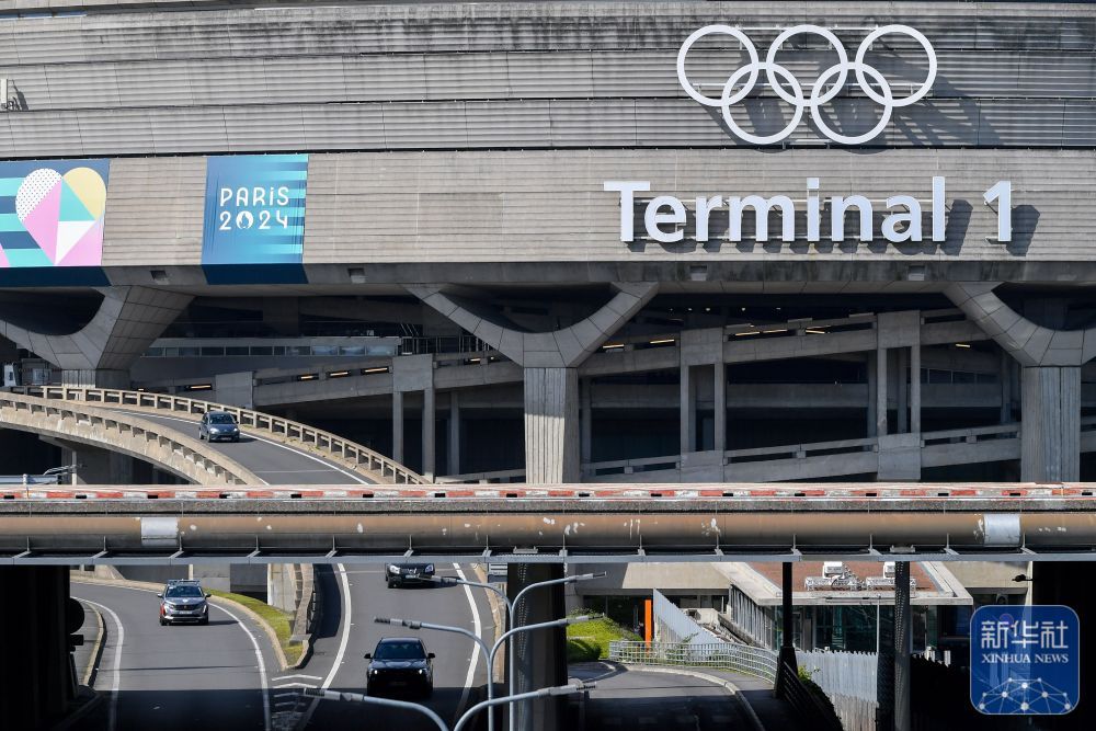 奥运五环标志亮相法国巴黎戴高乐机场