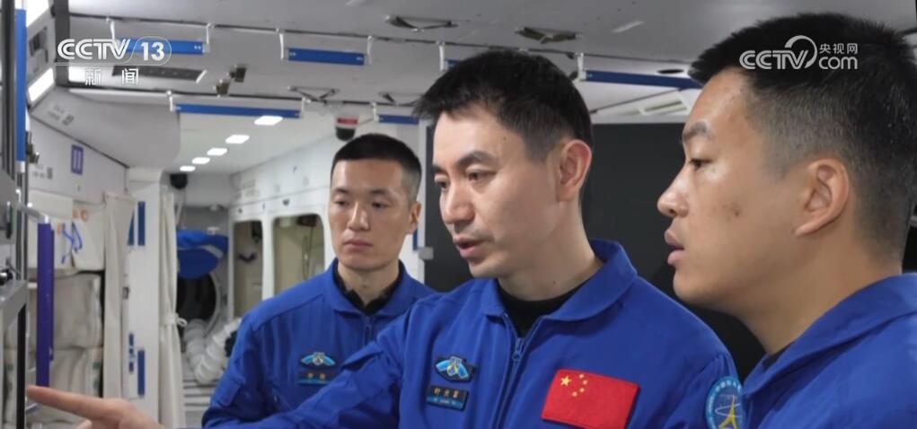 全员“80后”!神舟十八号乘组首度亮相 全员“80后”!神舟十八号乘组首度亮相