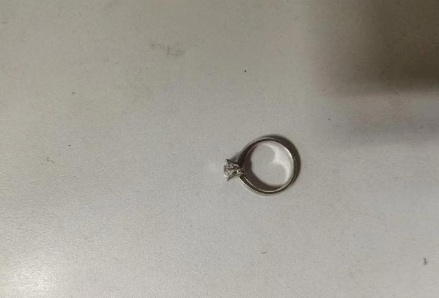 快递员开“盲盒”偷16万元钻戒被抓,称为了报复站点负责人 快递员开“盲盒”偷16万元钻戒被抓,称为了报复站点负责人