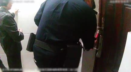 杭州一租客失联房门反锁，房东找来警察，打开房门后众人吓了一跳