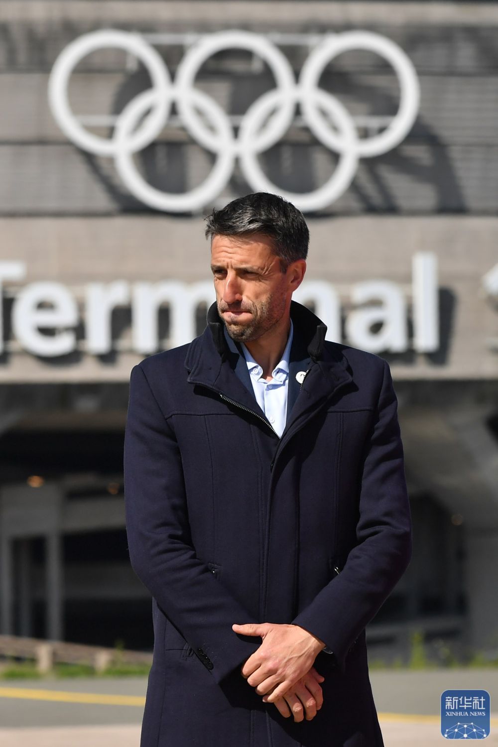 奥运五环标志亮相法国巴黎戴高乐机场