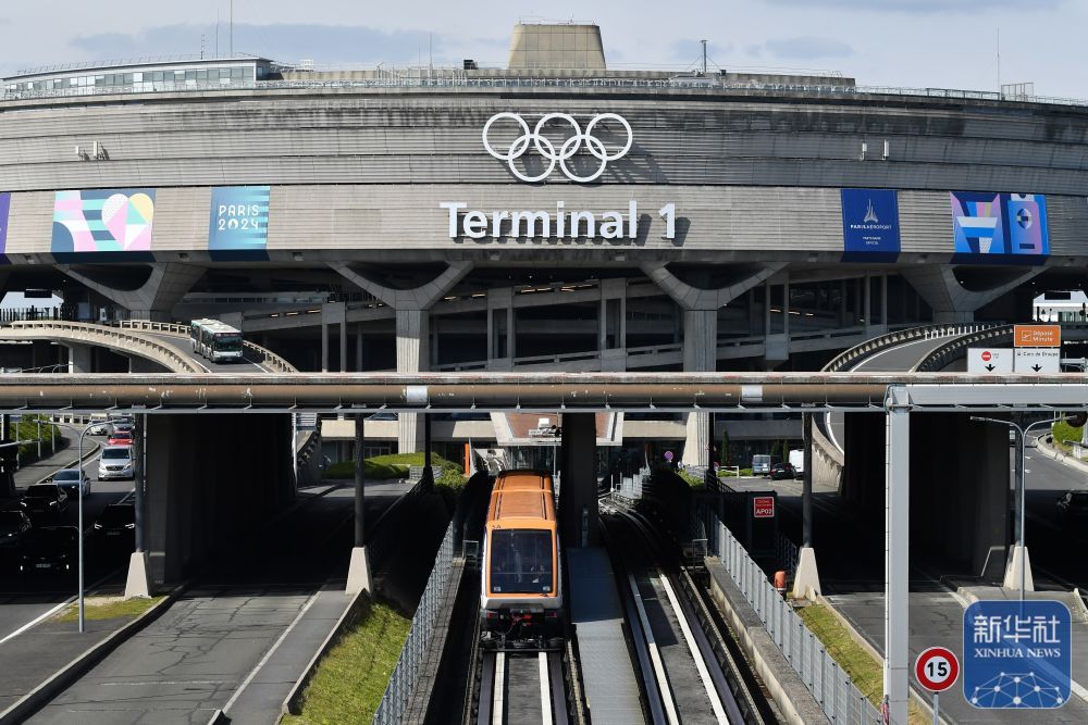 奥运五环标志亮相法国巴黎戴高乐机场