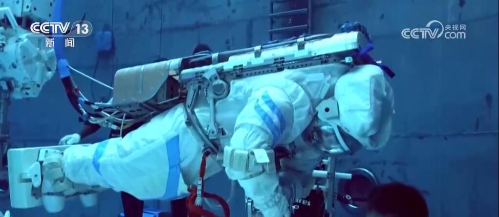 全员“80后”!神舟十八号乘组首度亮相 全员“80后”!神舟十八号乘组首度亮相